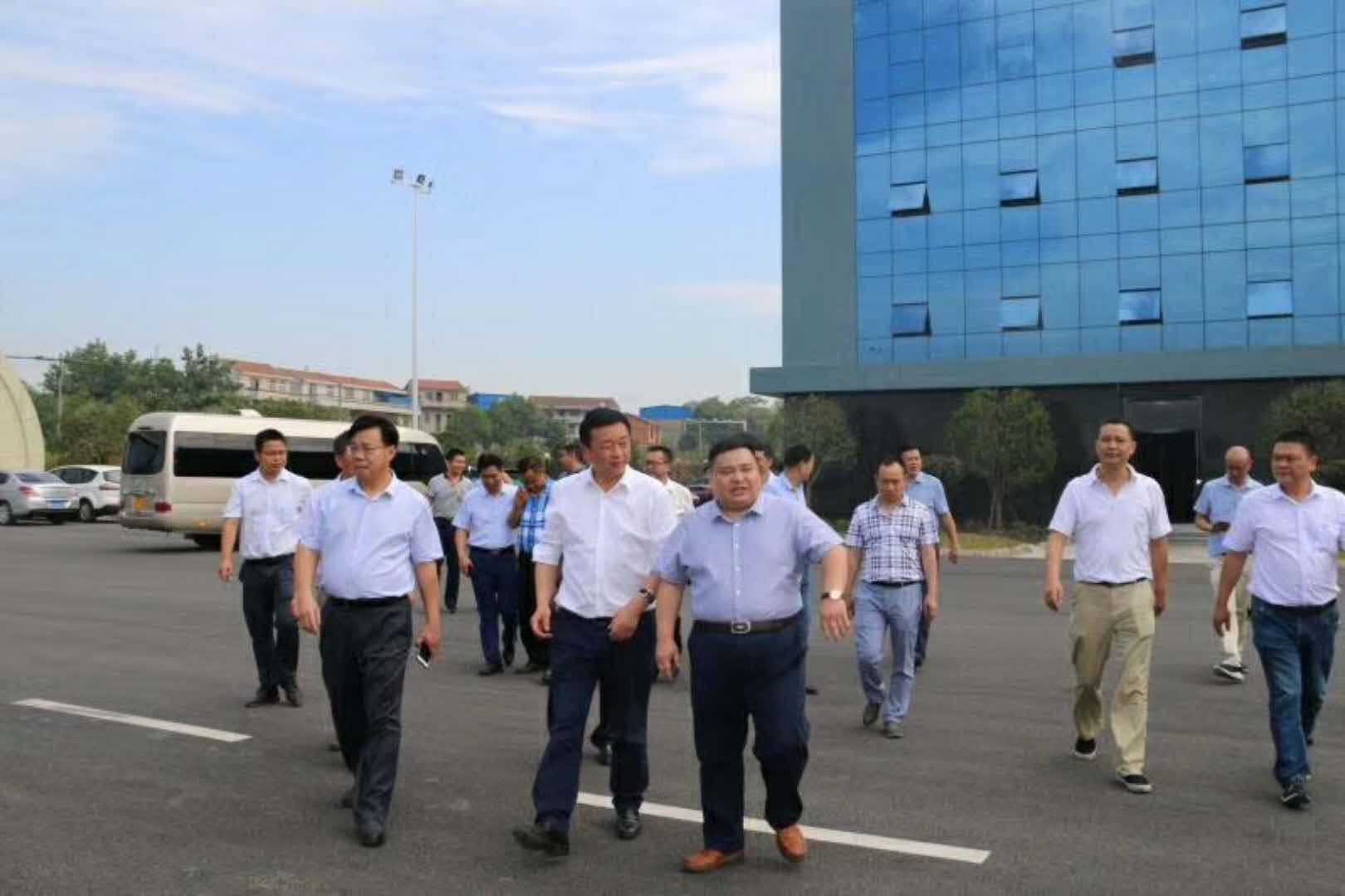 武漢市黃陂區(qū)委吳書記等區(qū)領導一行蒞臨程力重工指導工作